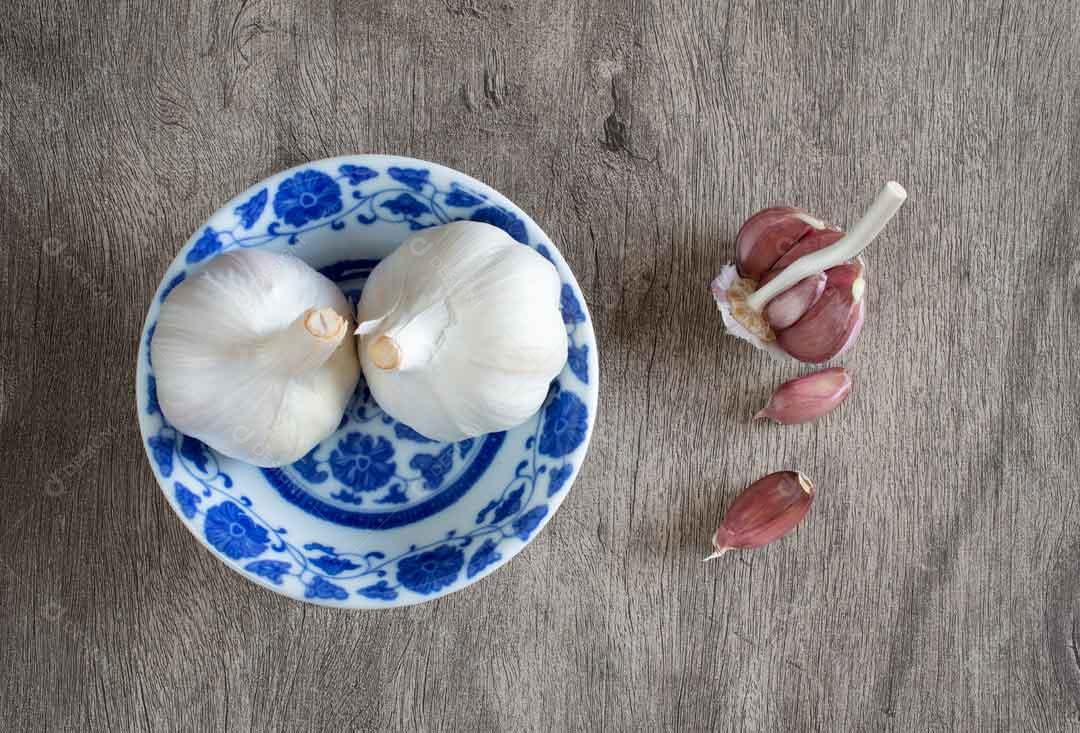 Tempero Cabeça De Alho Descascado Em Cima De Prato Imagem JPG