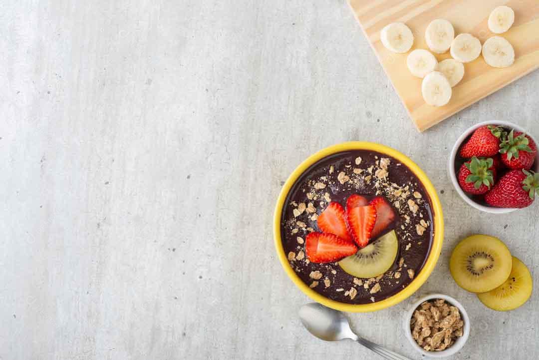 Mesa Com Pote De Açaí Com Banana E Frutas ao Lado Imagem JPG