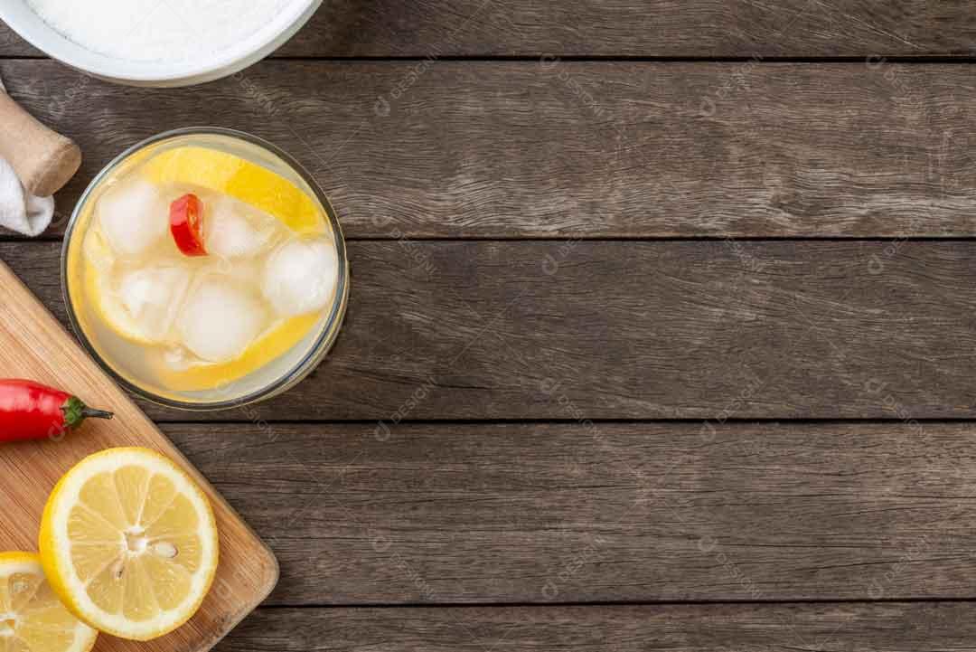 Mesa Com Copo De Suco Com Gelo Limão E Pimenta Imagem JPG