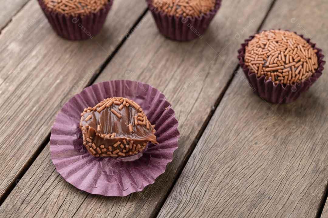 Doces Brigadeiro Mordido Em Cima De Mesa Imagem JPG