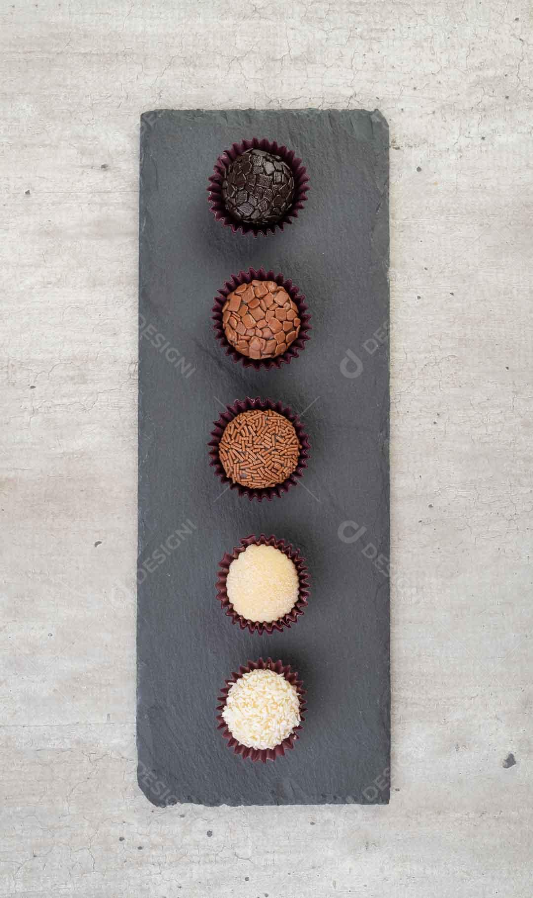 Doces Brigadeiro E Beijinho Em Cima De Mesa Imagem JPG