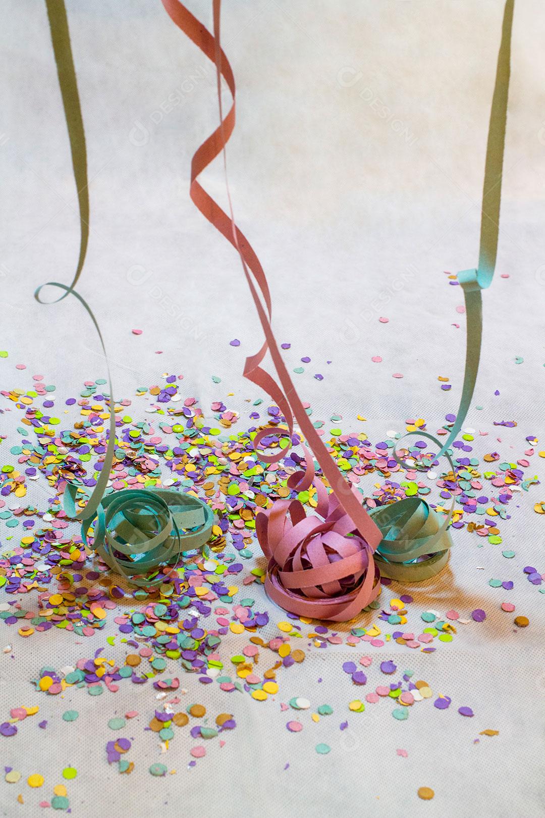 Fitas Coloridas e Flocos de Papel Colorido Imagem JPG