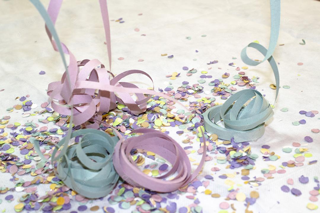 Fitas Coloridas e Flocos de Papel Colorido Imagem JPG