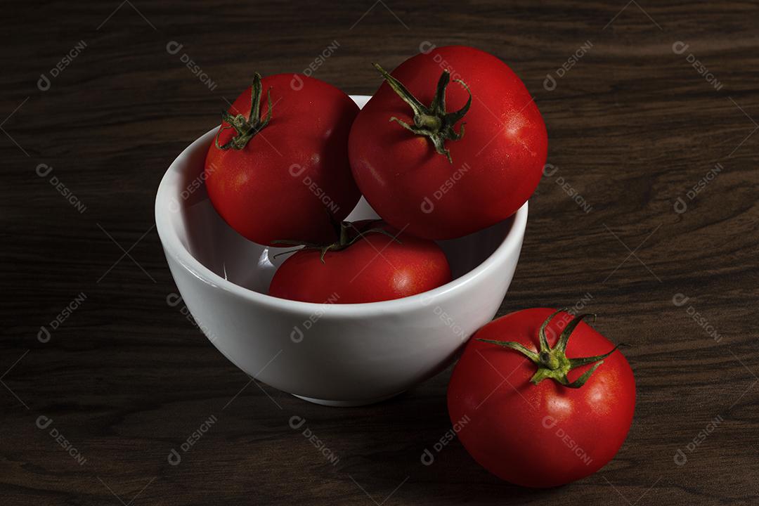 Vários Tomates Dentro de Tigela Branca Imagem JPG