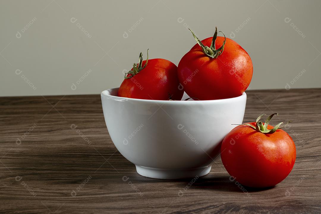 Vários Tomates Dentro de Tigela Branca Imagem JPG