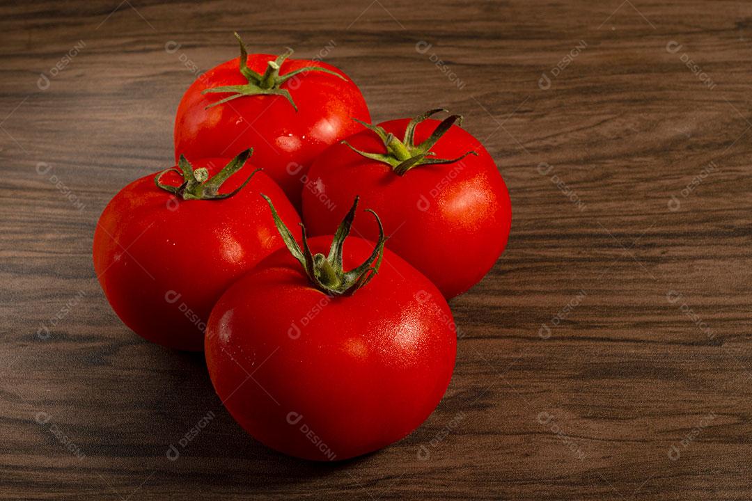 Vários Tomates em Cima de Mesa de Madeira Imagem JPG