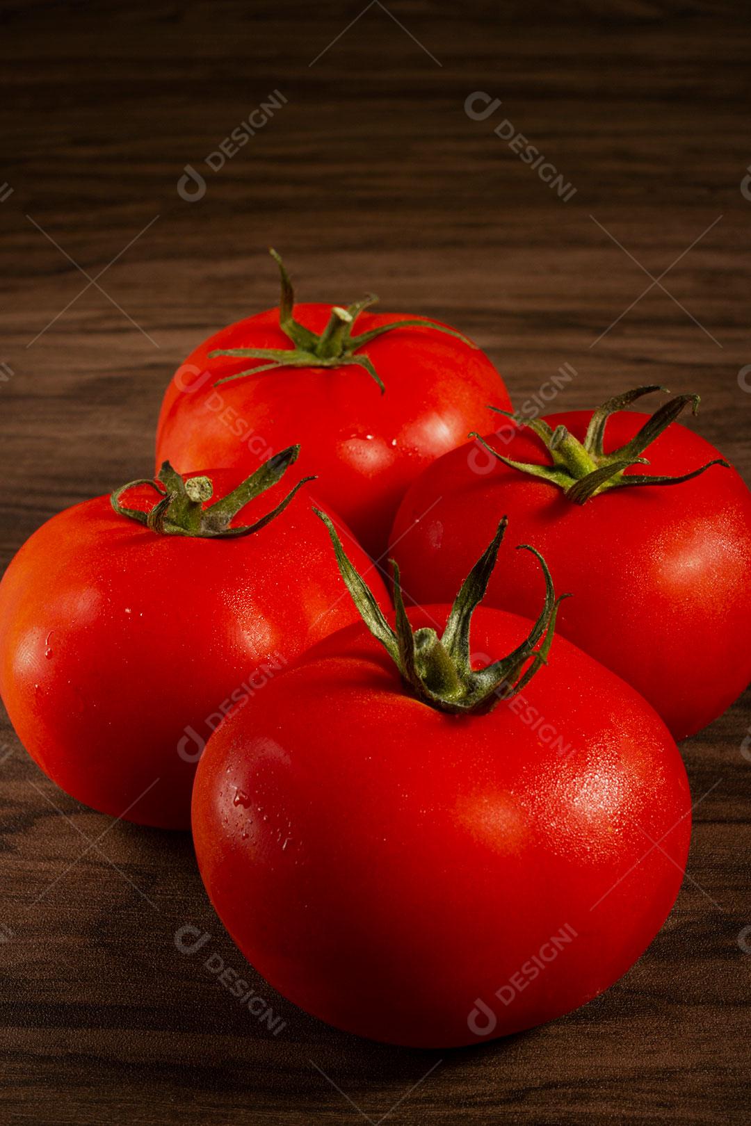 Vários Tomates em Cima de Mesa de Madeira Imagem JPG