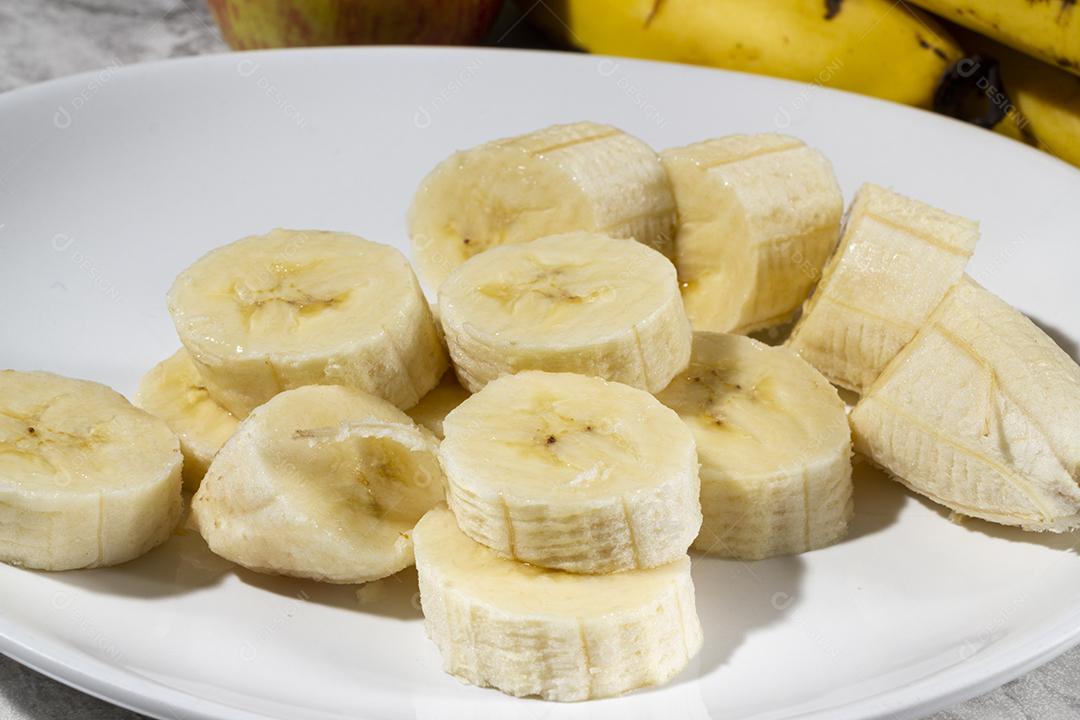 Fatias de Banana Em Um Prato Sobre Uma Mesa Imagem JPG