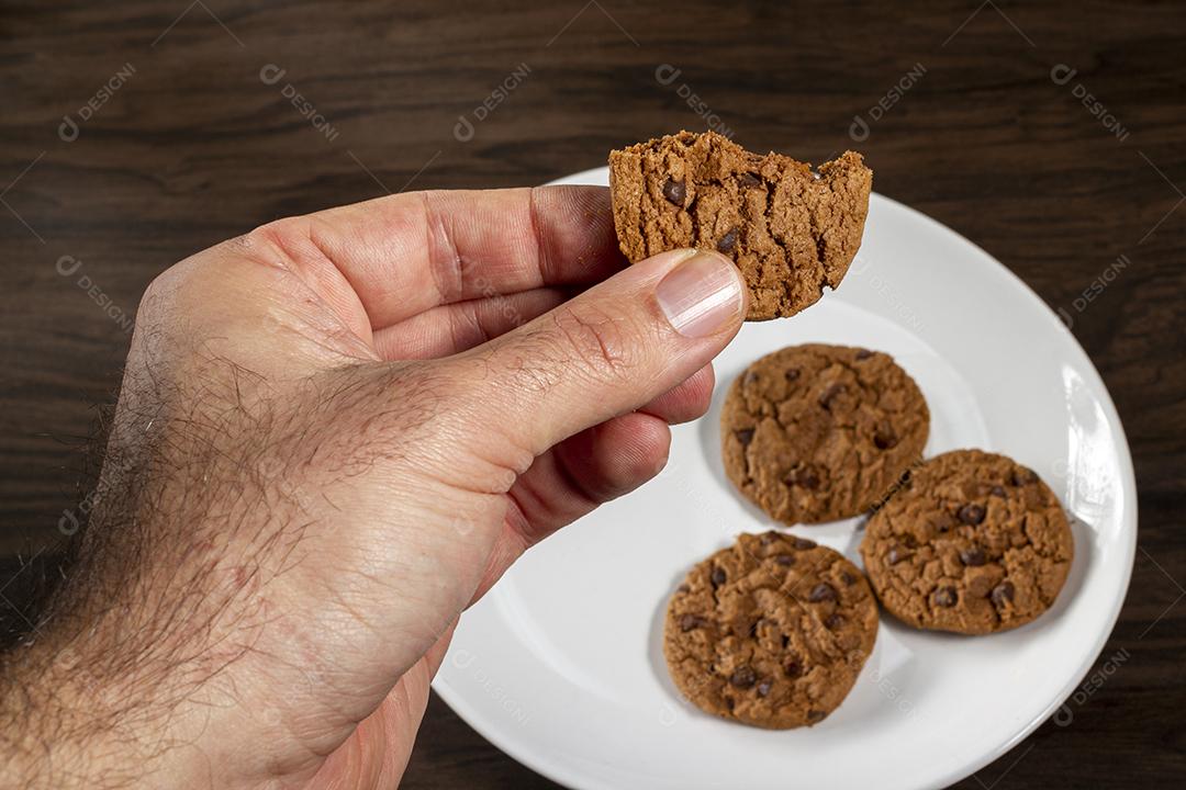 Mão Pegando Biscoito Chocolates Chocolate Preto Biscoito