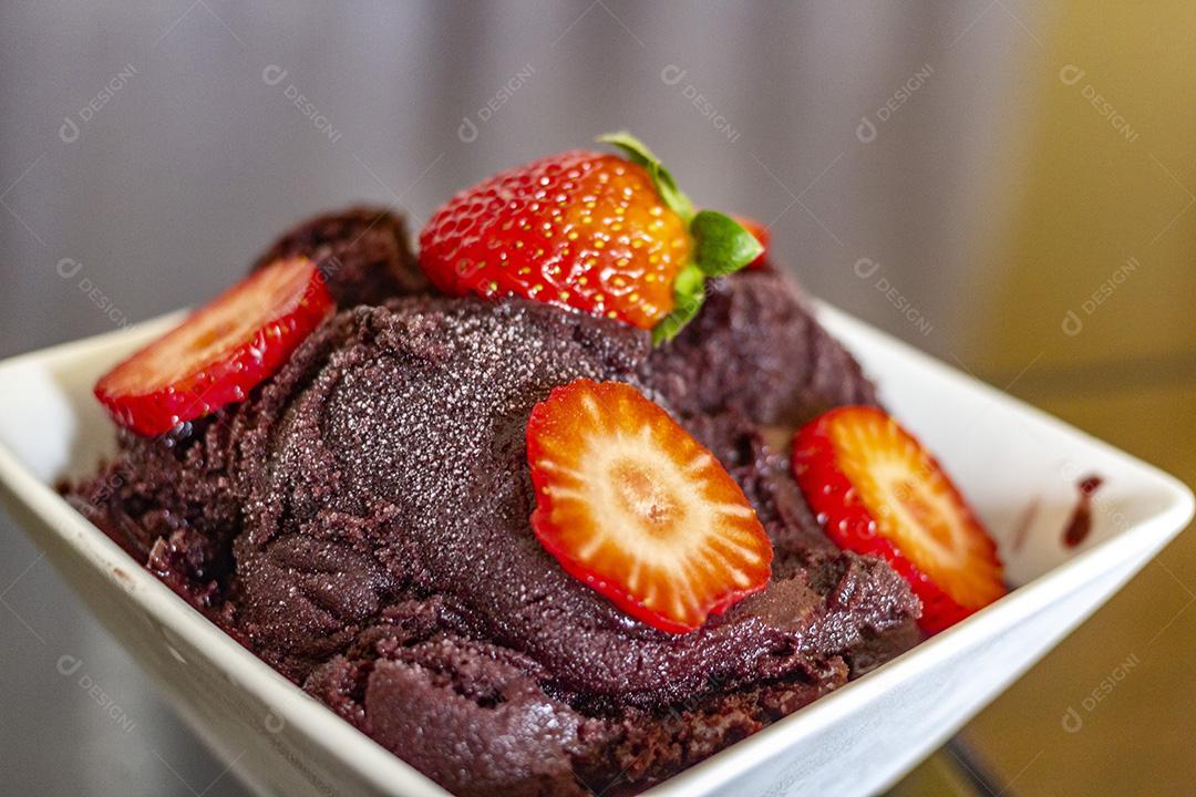 Tigela Branca Com Sorvete de Açaí e Morango Imagem JPG