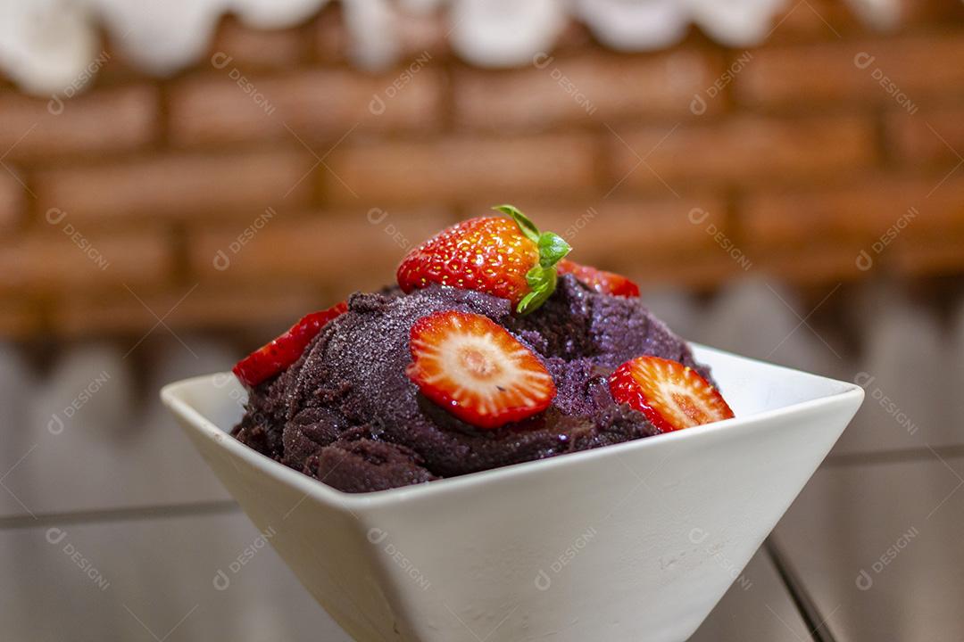 Sorvete de Açaí com Fatias de Morango em Tigela Branco Imagem JPG