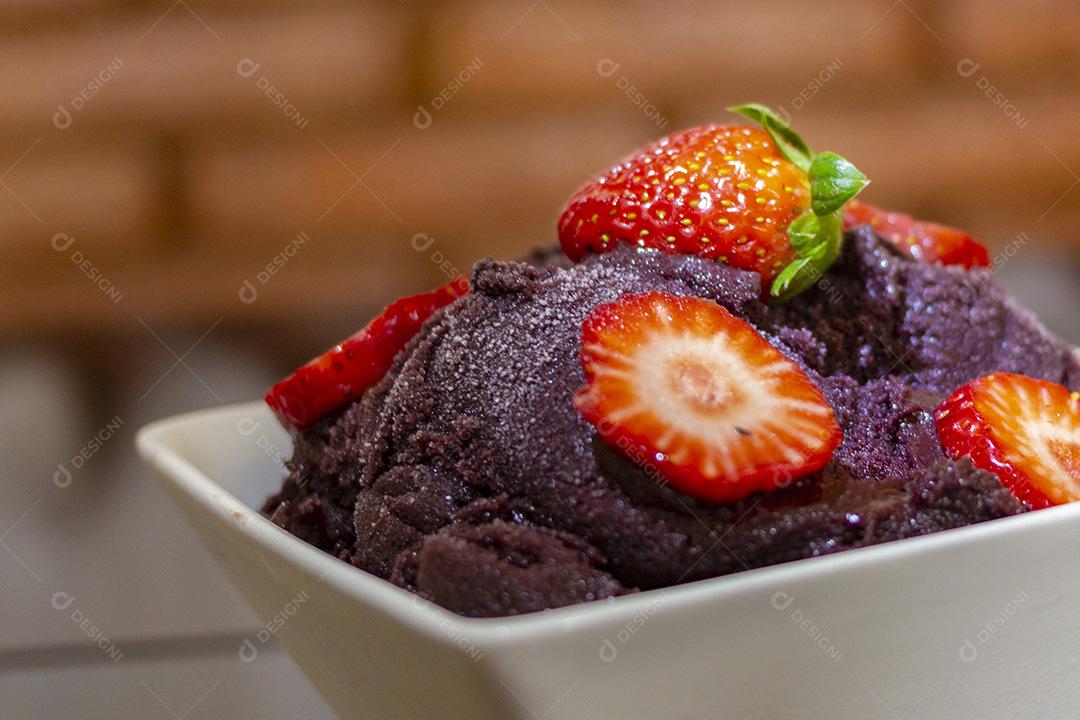 Sorvete de Açaí com Fatias de Morango em Tigela Branco Imagem JPG