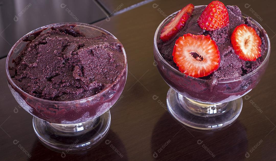 Tigelas Com Sorvete de Açaí e Morango Imagem JPG