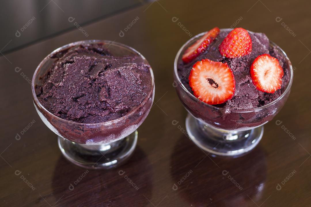 Tigelas Com Sorvete de Açaí e Morango Imagem JPG