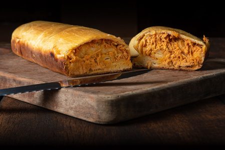 Pão Caseiro Recheado Com Frango Desfiado Em Madeira Sobre Mesa Imagem JPG