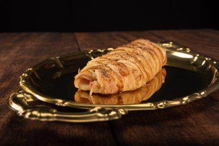 Pão Salgado Recheado Com Queijo E Fiambre Numa Bandeja Dourada Imagem JPG