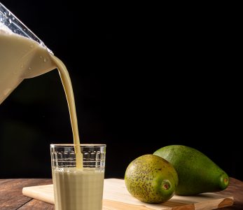 Bebida De Abacate Com Leite E Abacate Em Uma Tábua Polida Imagem JPG