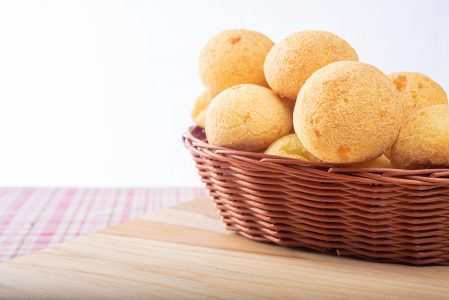 Pão De Queijo Em Cesta Sobre Pano Xadrez Imagem JPG