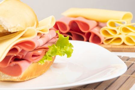 Salada De Camarão E Queijo Em Um Prato Branco Imagem JPG
