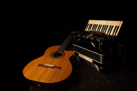 Acordeão e um Violão Sobre a Mesa de Madeira Imagem JPG