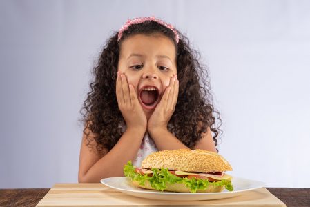 Criança Querendo um Sanduíche Imagem jpg