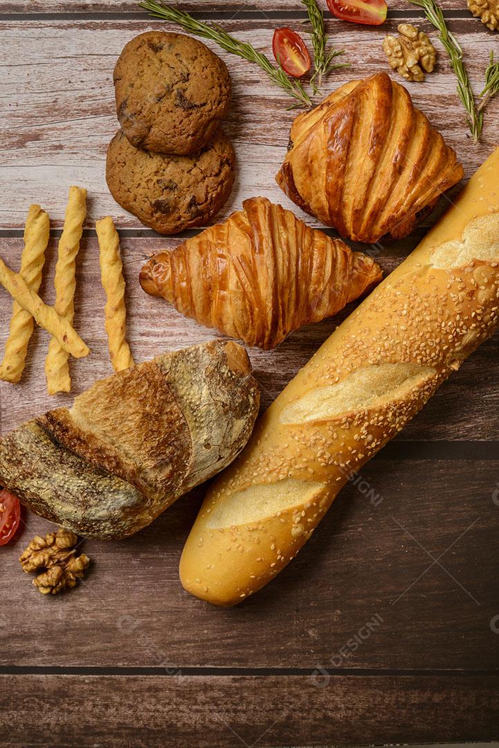 Pães Diferentes Tipos de Pães Brasileiros Fundo Madeira Imagem JPG