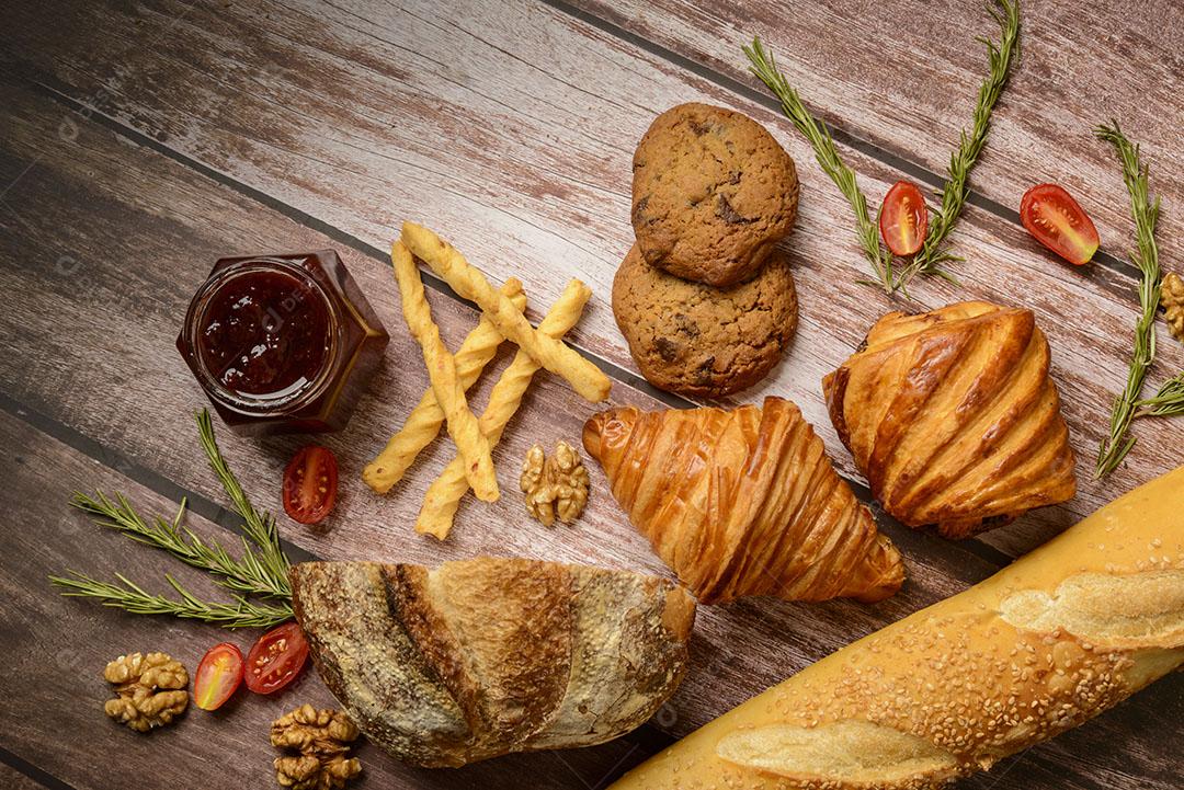 Pães Diferentes Tipos de Pães Brasileiros Fundo Madeira Imagem JPG