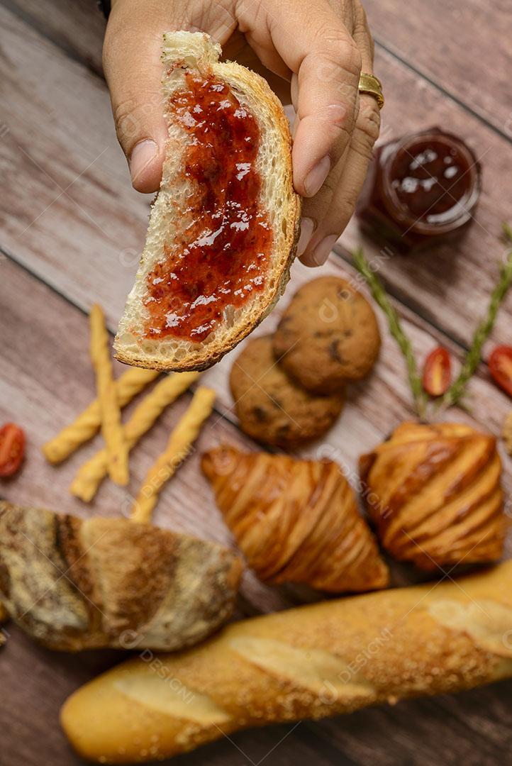 Pães Diferentes Tipos de Pães Brasileiros Fundo Madeira Imagem JPG