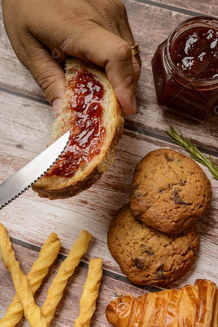 Pães Diferentes Tipos de Pães Brasileiros Fundo Madeira Imagem JPG