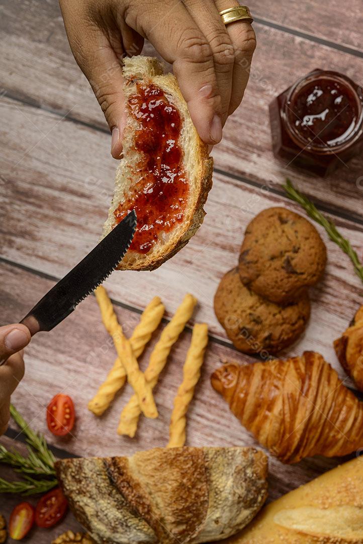 Pães Diferentes Tipos de Pães Brasileiros Fundo Madeira Imagem JPG