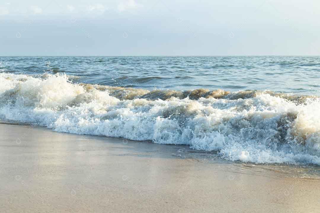 Onda Na Praia Perto da Areia Em Matosinho Em Portugal Imagem JPG