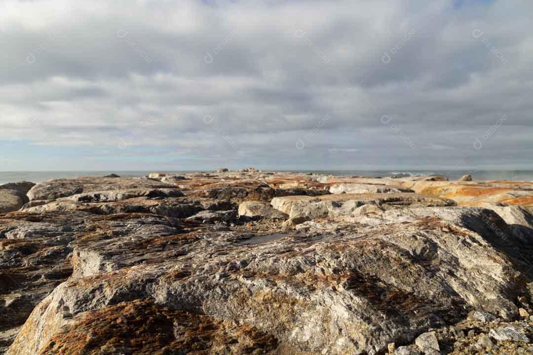 Pedras Muito Próximas Ao Mar Céu Nublado na Praia de Furadouro Em Portugal Imagem JPG