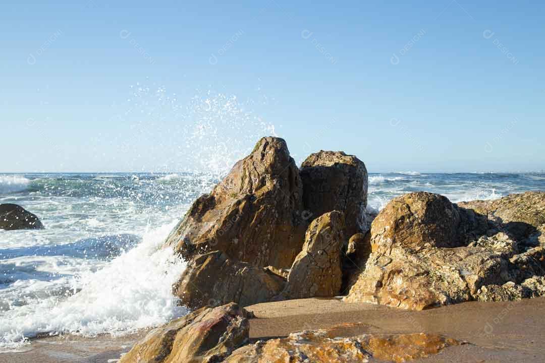 Água do Mar Batendo Em Pedras na Praia Senhora da Hora Em Portugal Imagem JPG