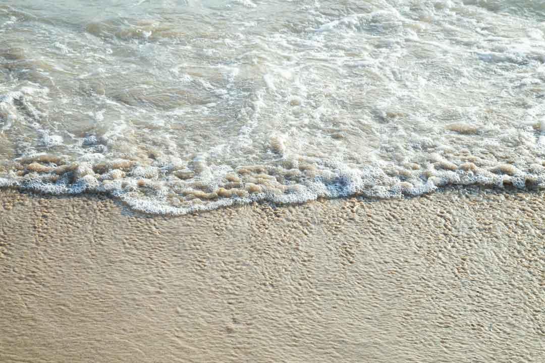 Água do Mar Chegando na Areia na Praia de Matosinho Em Portugal Imagem JPG