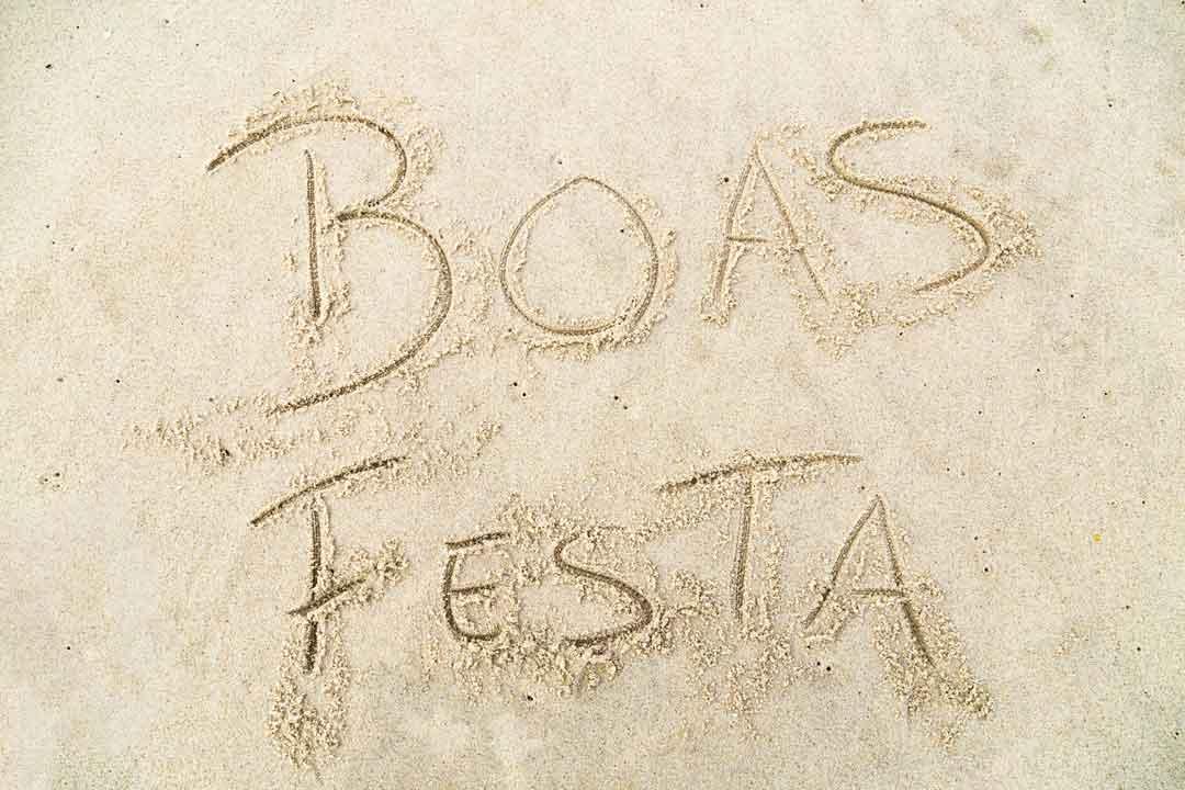Boas Festas Escrito na Areia na Praia do Furadouro Em Portugal Imagem JPG