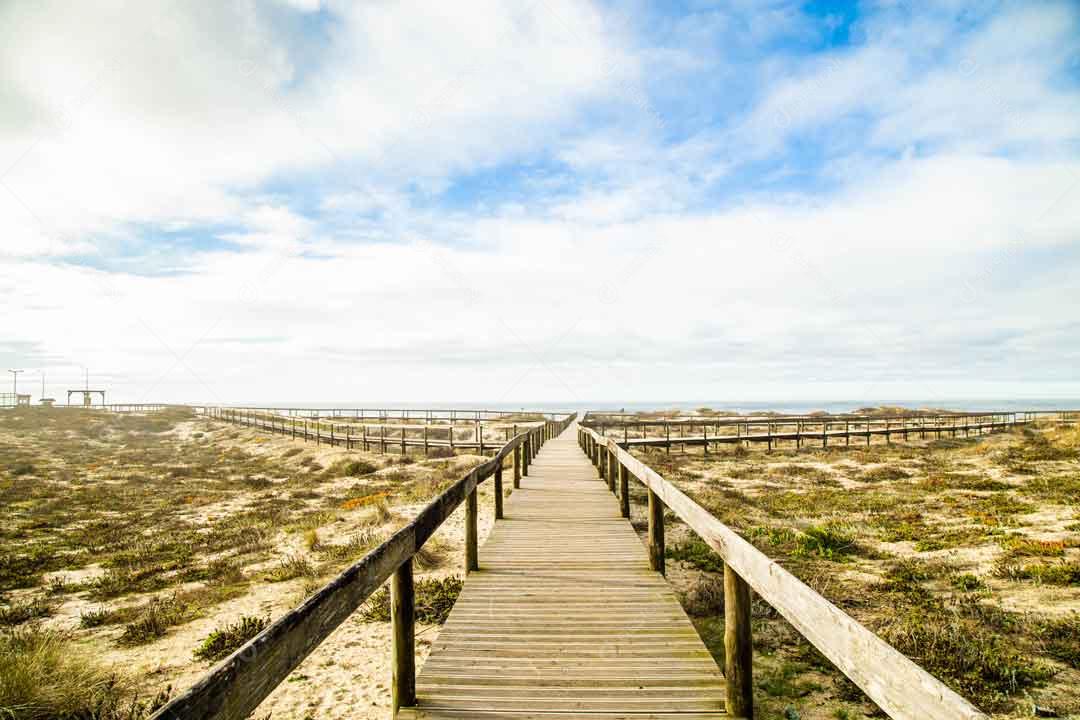 Foto Com Céu Azul e Caminho de Madeira na Praia do Furadouro Em Portugal Imagem JPG