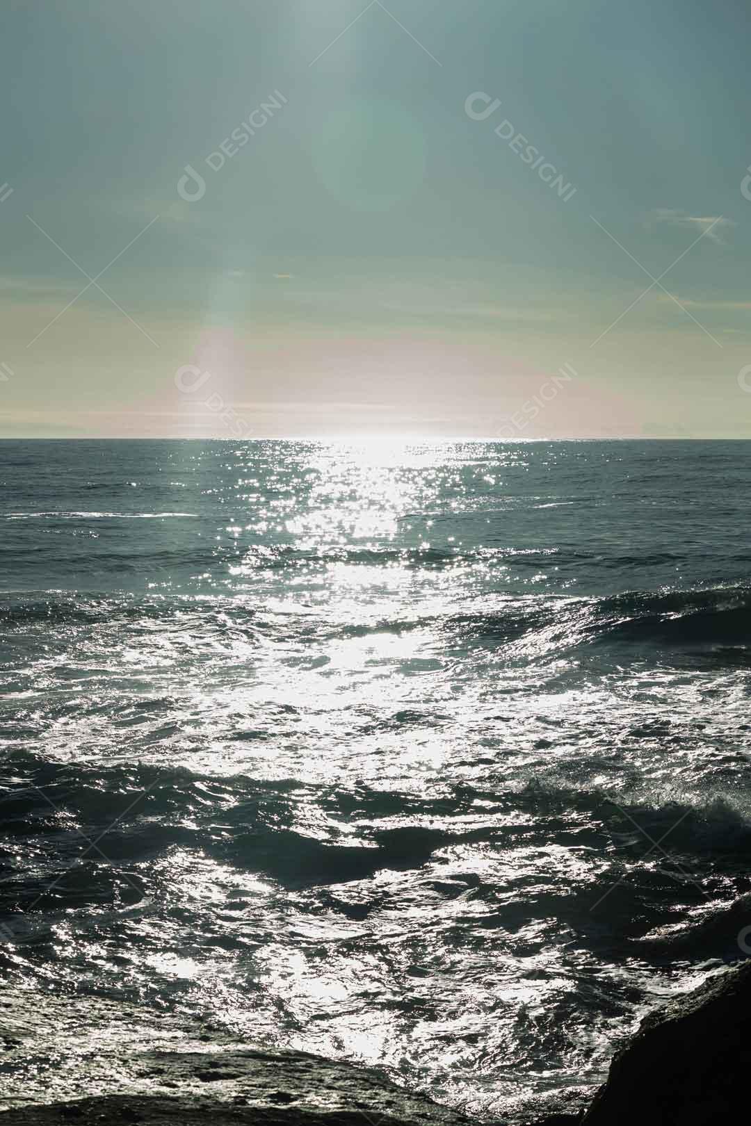 Foto Vertical do Sol Batendo no Mar. Praia de Senhora da Hora Em Portugal Imagem JPG