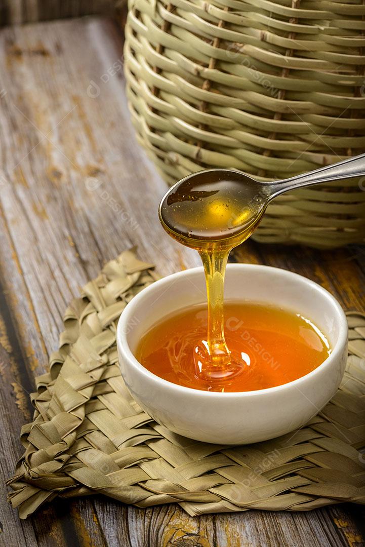 Mel de Abelha Colher Uma Tigela Branca Sobre Mesa de Madeira Imagem JPG