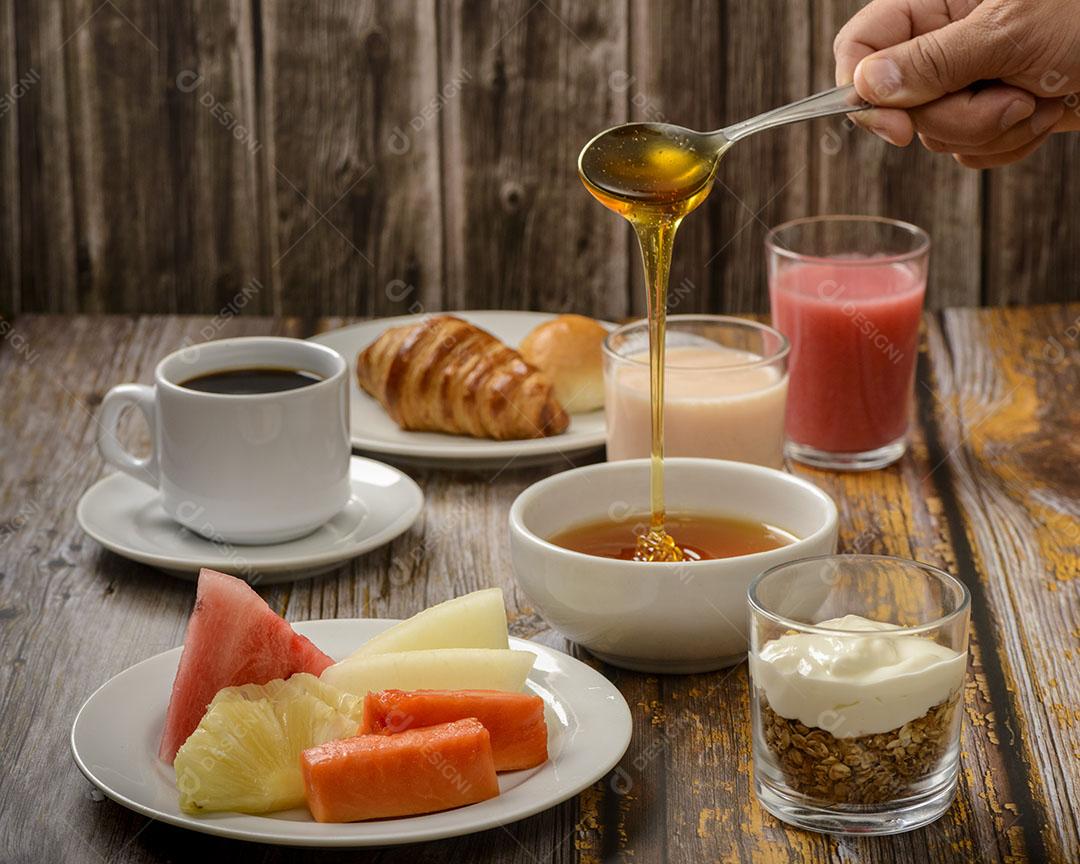 Mel de Abelha Colher Uma Tigela Branca Sobre Mesa de Madeira Imagem JPG