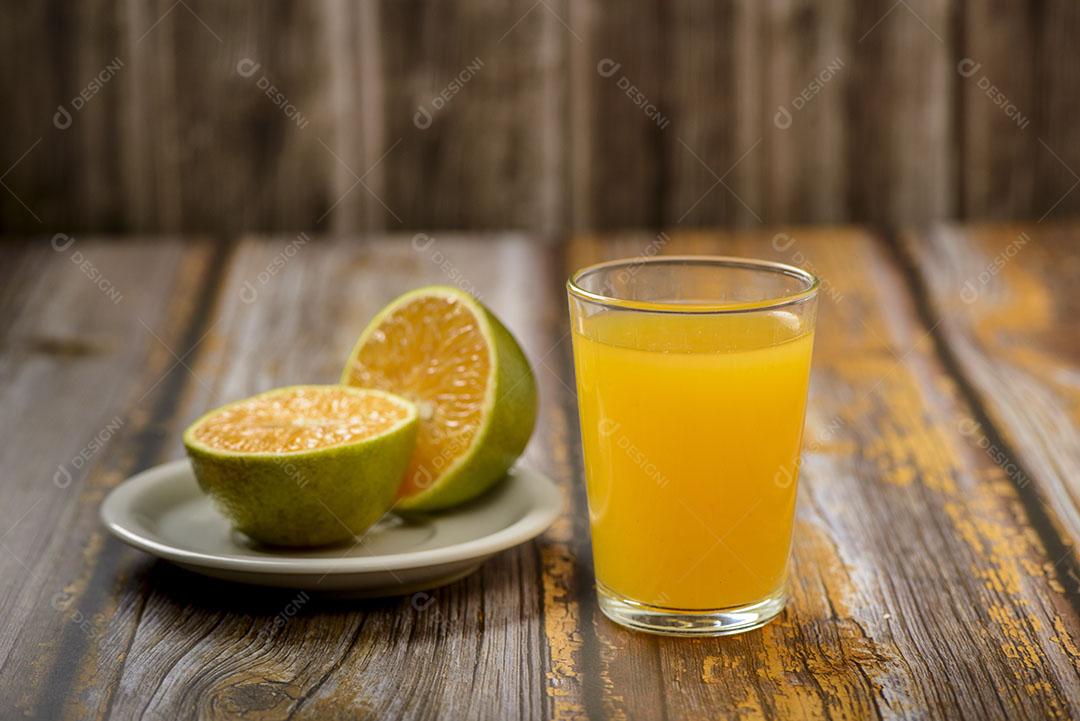 Suco de Laranja Vidro Mesa de Madeira Laranja Em Fatias no Fundo Imagem JPG