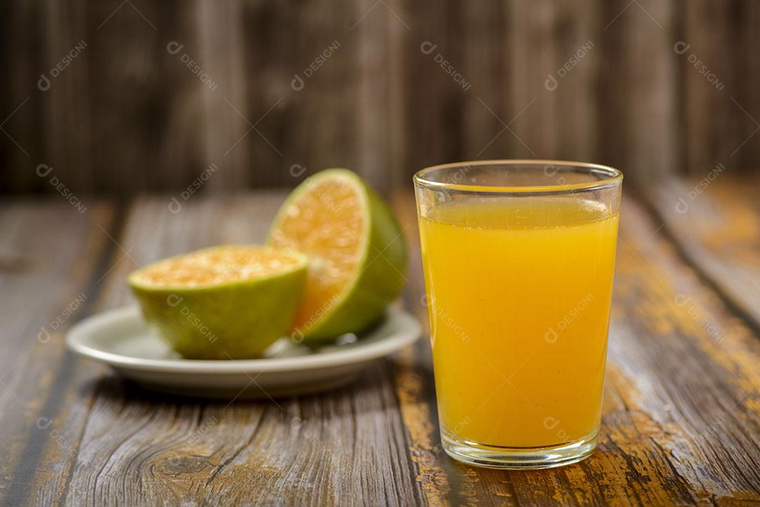 Suco de Laranja Vidro Mesa de Madeira Laranja Em Fatias no Fundo Imagem JPG