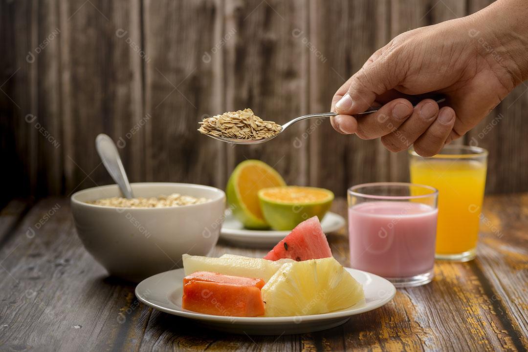 Suco de Laranja Vidro Mesa de Madeira Laranja Em Fatias no Fundo Imagem JPG