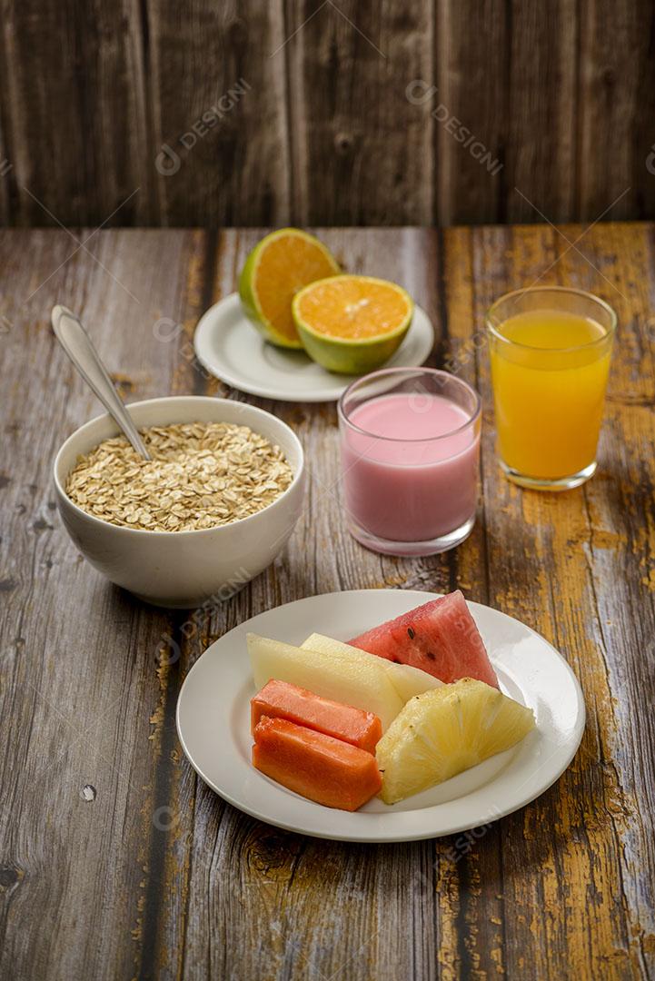 Café da Manhã Saudável Com Frutas Aveia Iogurte Mesa de Madeira Imagem JPG