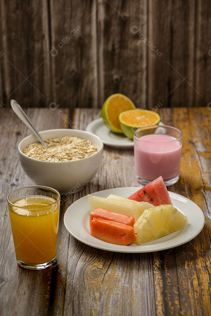 Suco de Laranja Vidro Mesa de Madeira Laranja Em Fatias no Fundo Imagem JPG