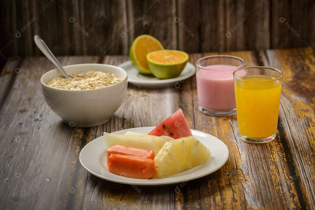 Suco de Laranja Vidro Mesa de Madeira Laranja Em Fatias no Fundo Imagem JPG