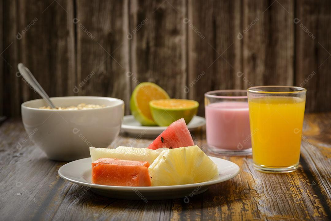 Suco de Laranja Vidro Mesa de Madeira Laranja Em Fatias no Fundo Imagem JPG