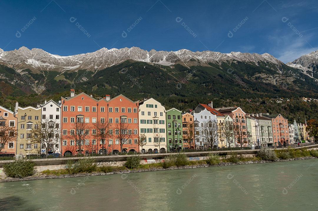 Foto Innsbruck Tirol Áustria Casas Coloridas Pousada Rio Dia Ensolarado Com Céu Azul