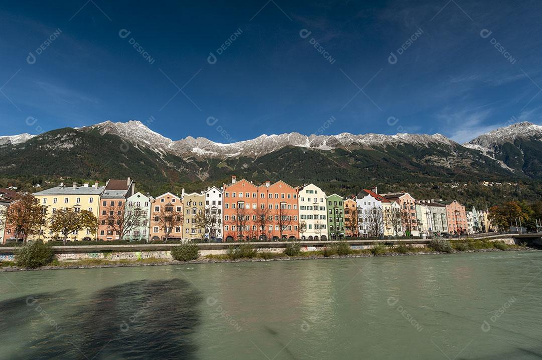 Foto Innsbruck Tirol Áustria Casas Coloridas Pousada Rio Dia Ensolarado Com Céu Azul