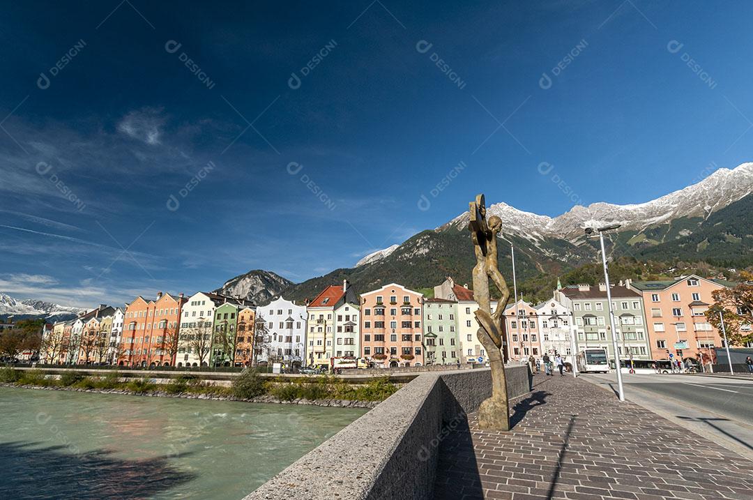 Foto Innsbruck Tirol Áustria Casas Coloridas Pousada Rio Dia Ensolarado Com Céu Azul