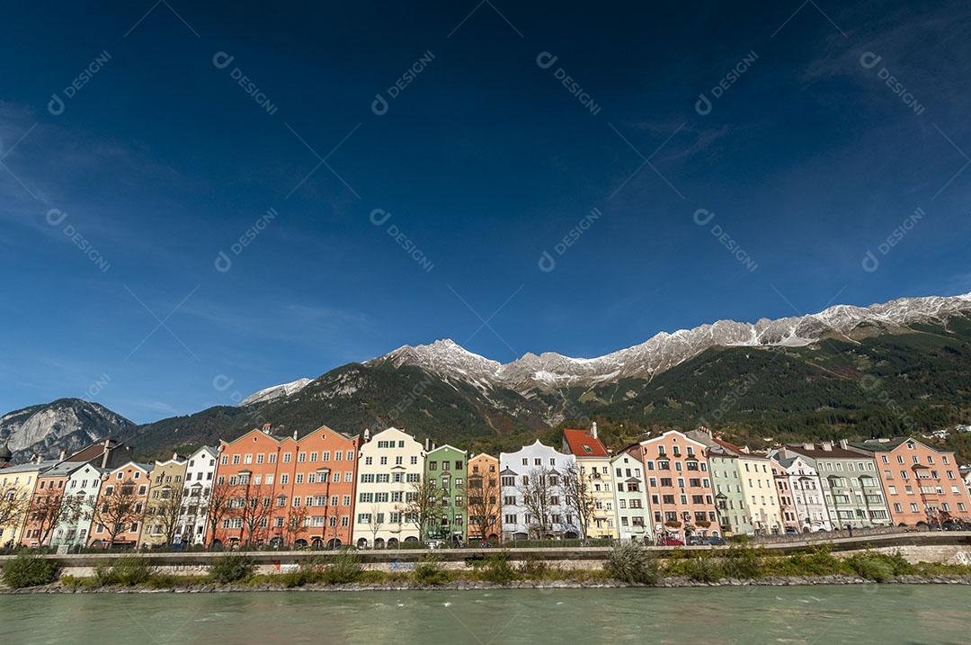 Foto Innsbruck Tirol Áustria Casas Coloridas Pousada Rio Dia Ensolarado Com Céu Azul